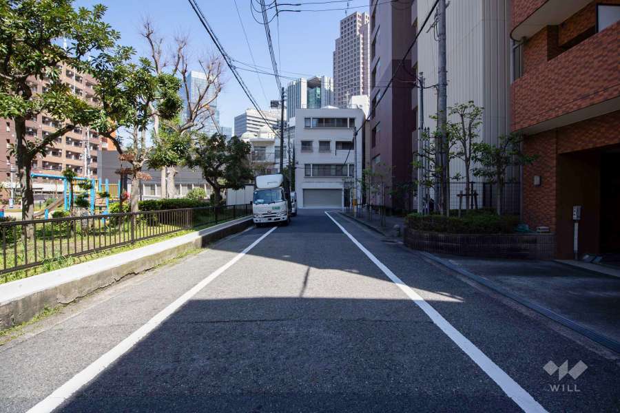 敷地北側の前面道路(西側から)