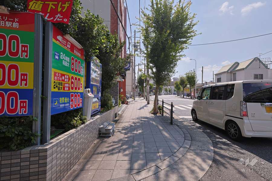 敷地北西側の前面道路（北東側から）