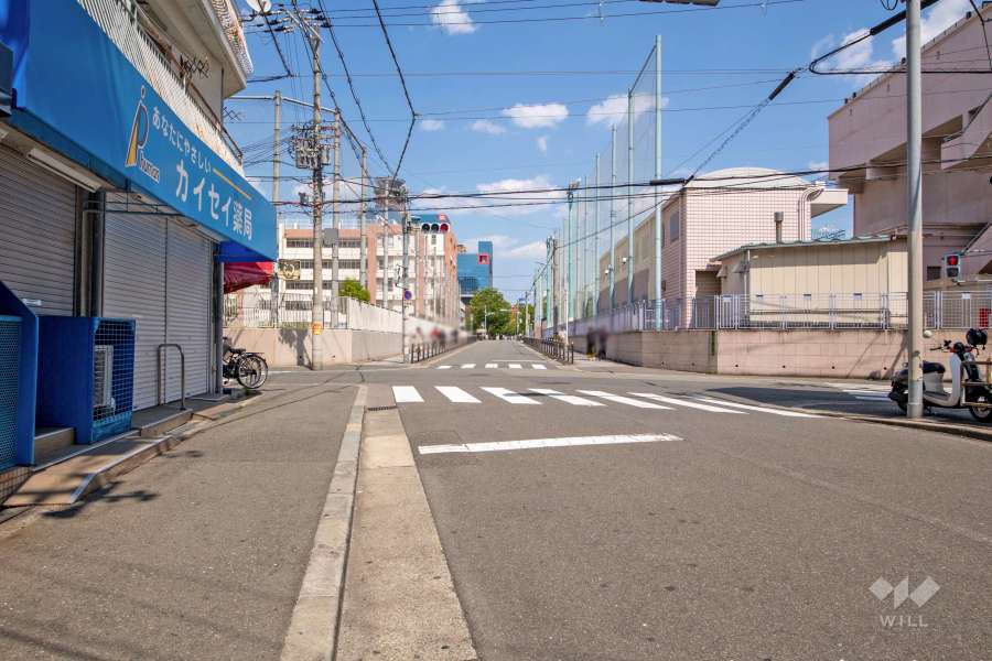 敷地南東側の前面道路（南西側から）