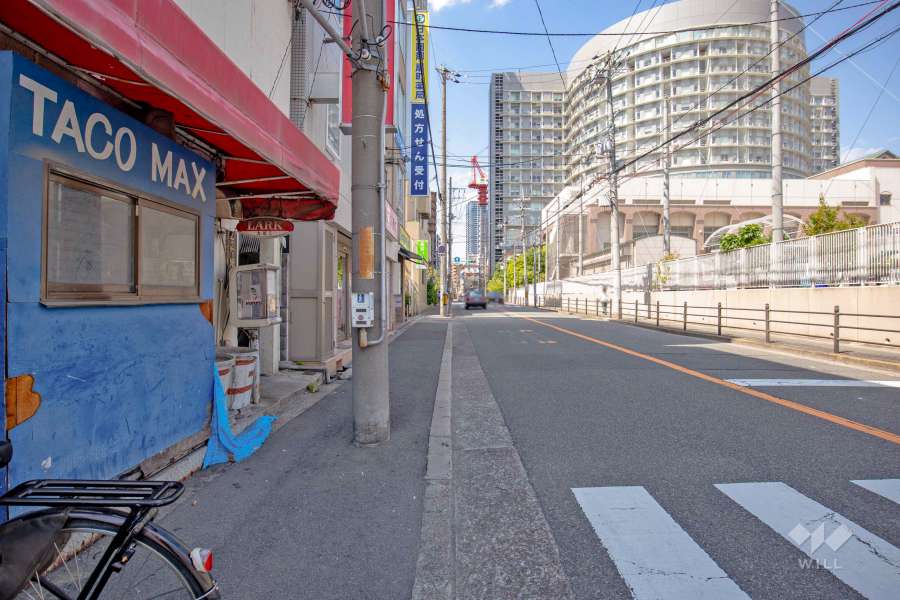 敷地東側の前面道路（南側から）