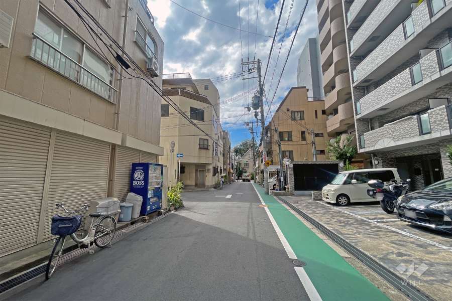 敷地南側の前面道路（東側から）