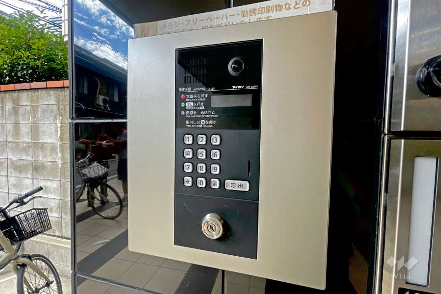 エントランスはオートロック付きです。