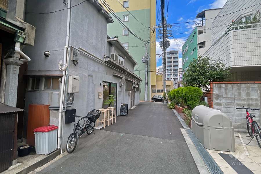 敷地西側の前面道路（南側から）