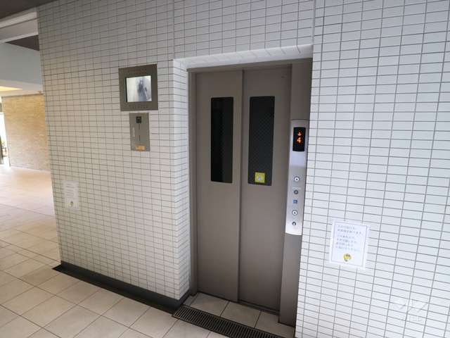 エレベーターにはモニターが設置されています。