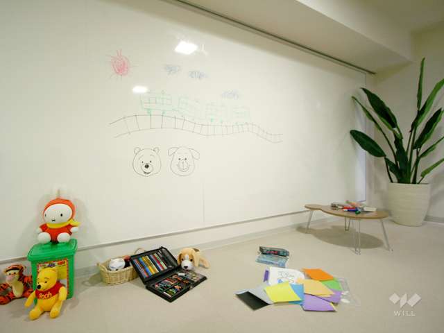 思いっきり落書きができる多目的室『アソビノガッコウ』