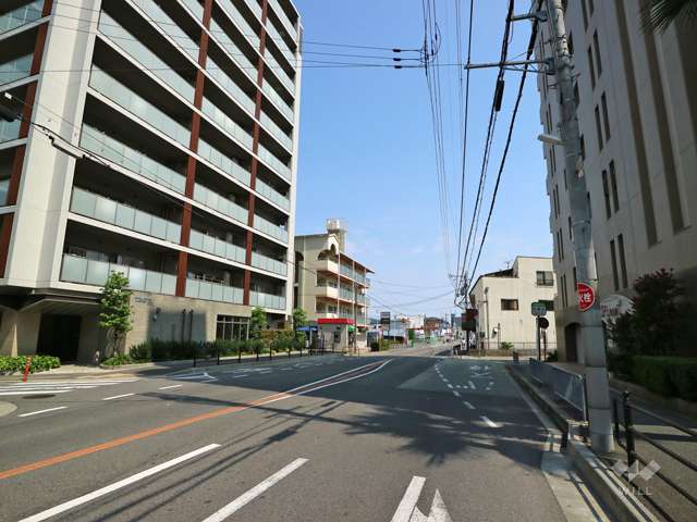 敷地西側の前面道路（二車線のバス通り。目の前にバス停があります。）