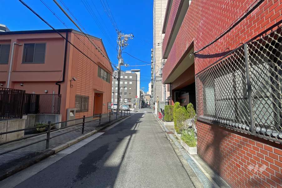 敷地南側の前面道路（東側から）