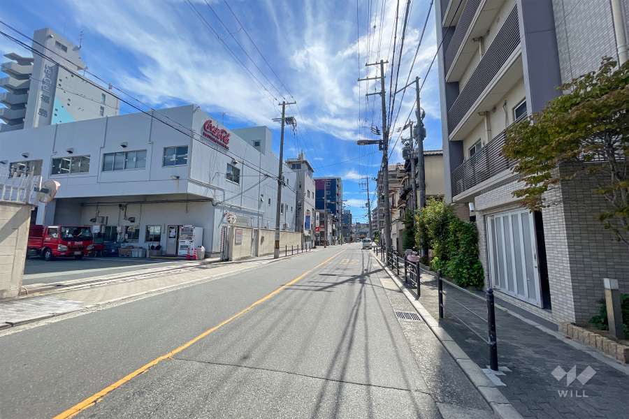 敷地東側の前面道路（北側から）