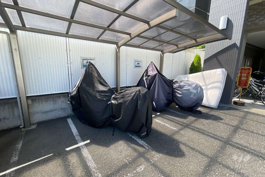 バイク置場（屋根付き）