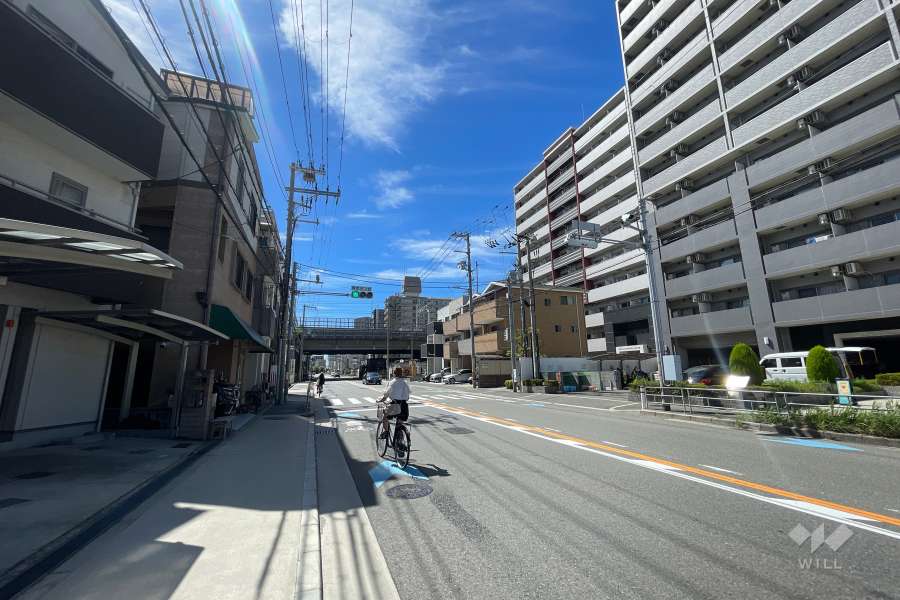 敷地南南東側の前面道路（北東側から）