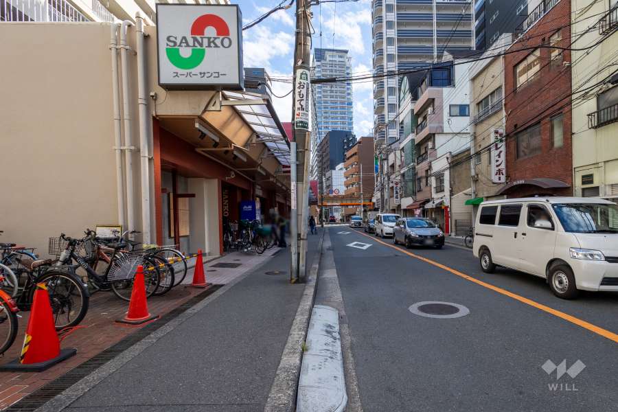 敷地西側の前面道路