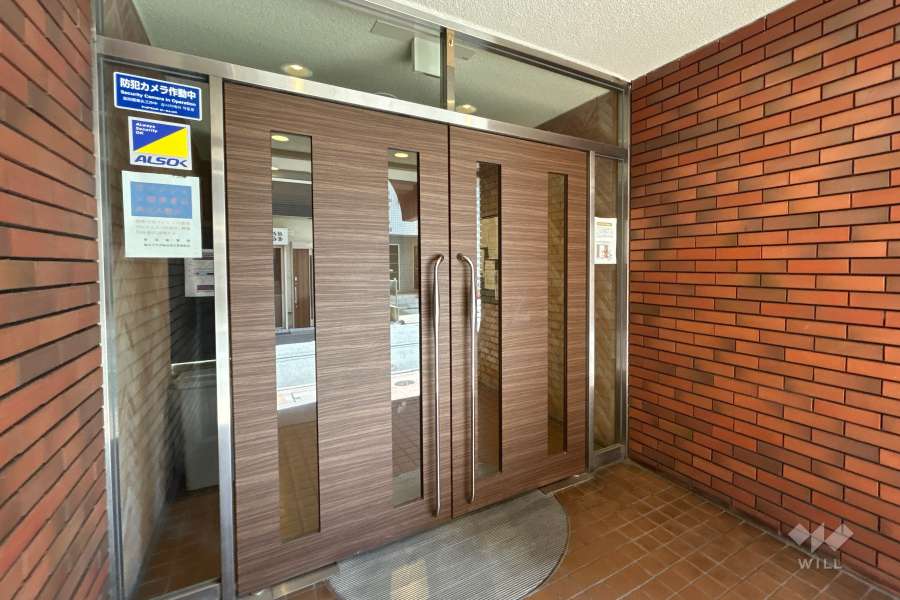 エントランスはオートロック付きです。