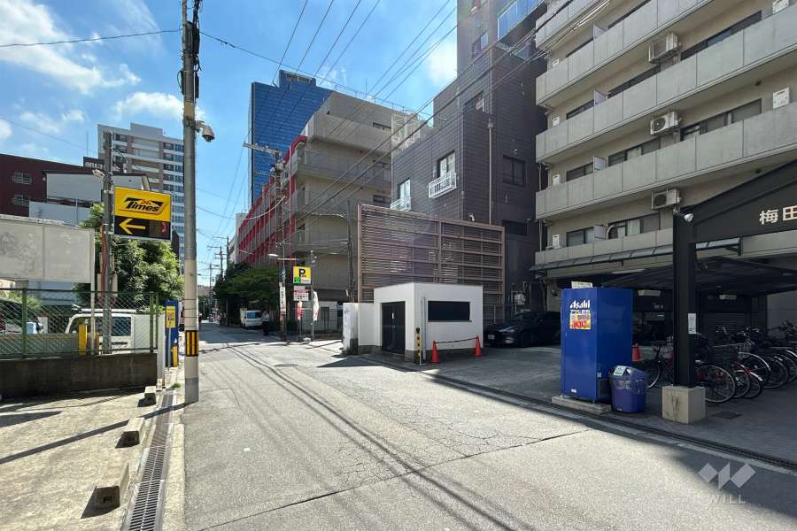 敷地西側の前面道路