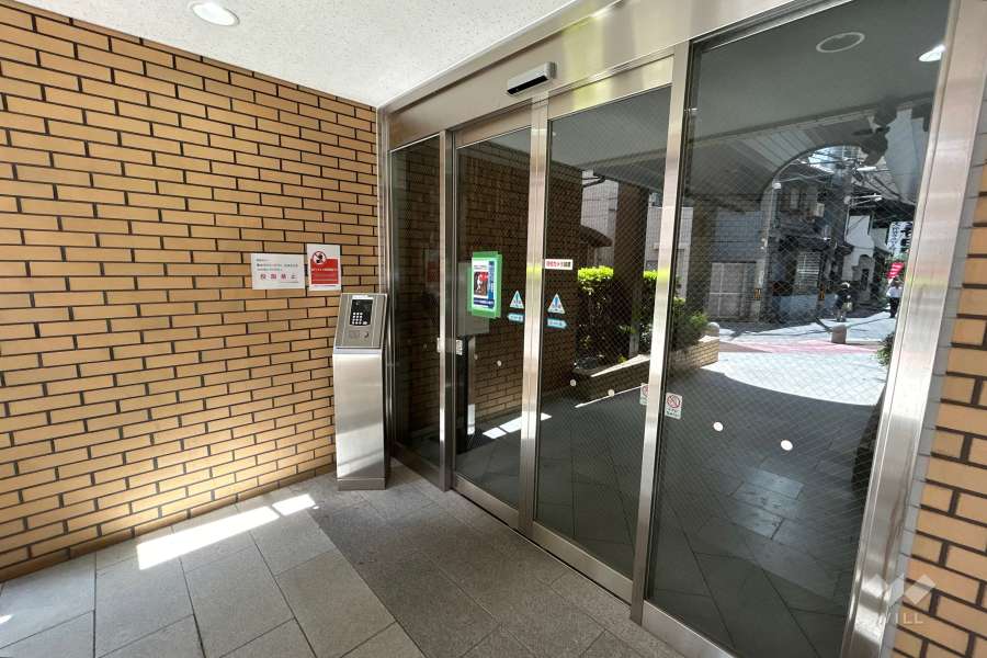エントランスはオートロック付きです。