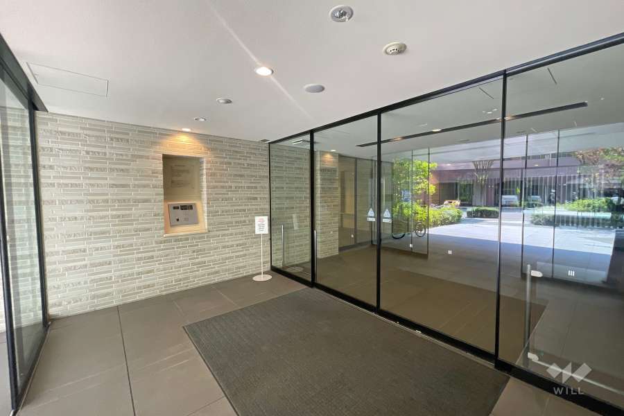 エントランスはオートロック付きです。　