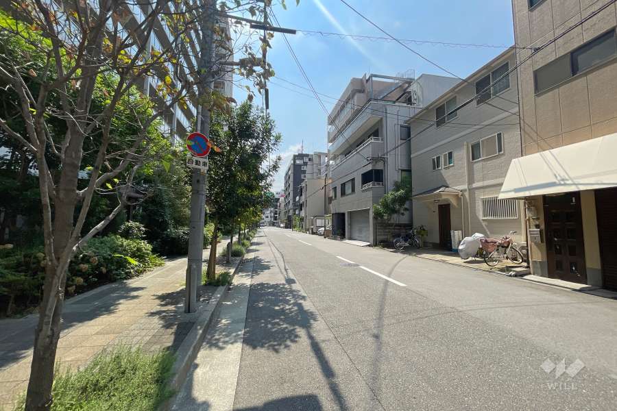 敷地西側の前面道路