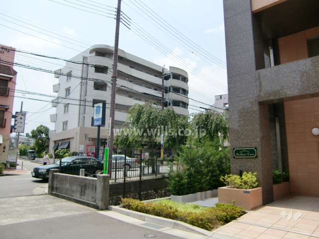 マンション南側には道を挟んで、いかりスーパーがあります。