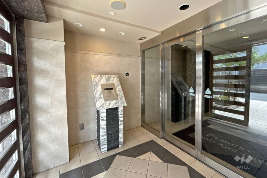 エントランスはオートロック付きです。