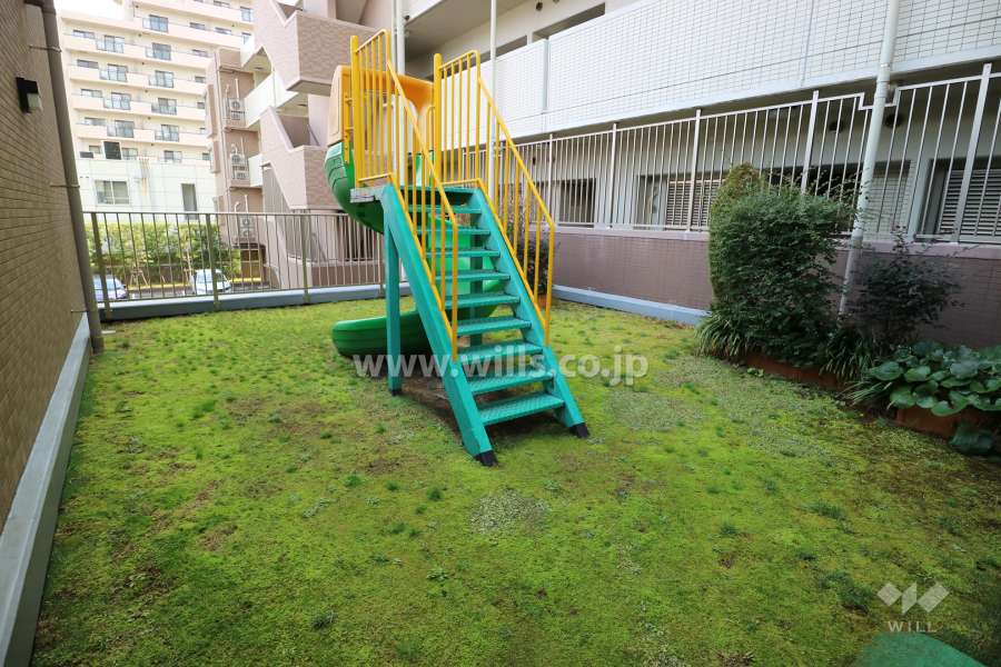 敷地内駐車場。出入り口はリングシャッター付きです。