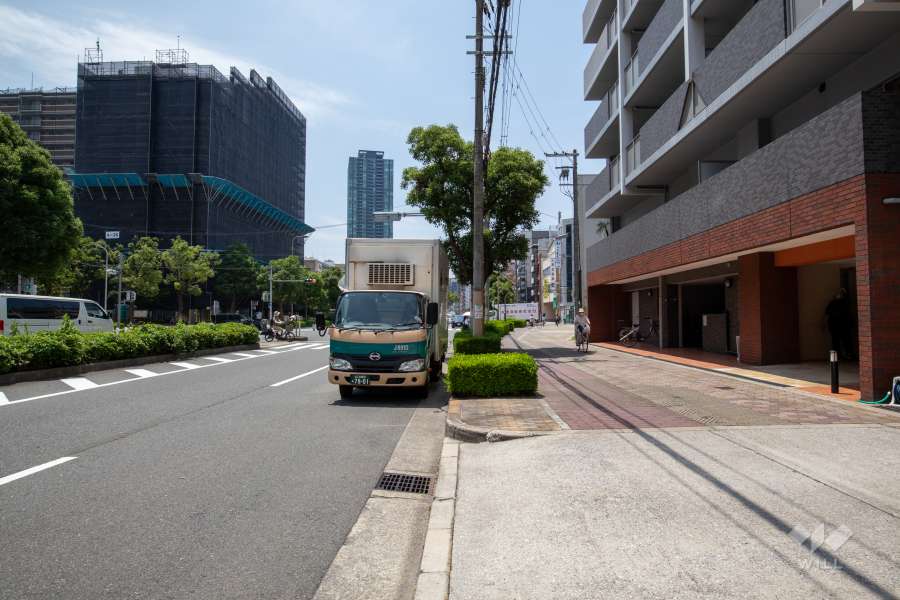 敷地東側の前面道路（北側から）