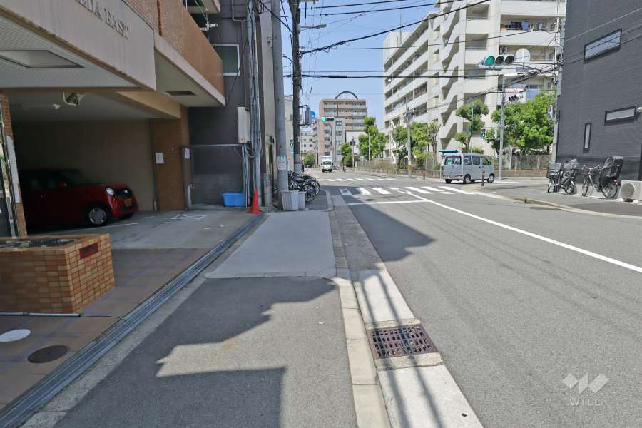 敷地東側の前面道路（南側から）