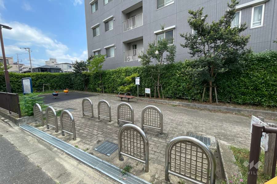 敷地西側に隣接して『垂水町いこいの遊園』があります。