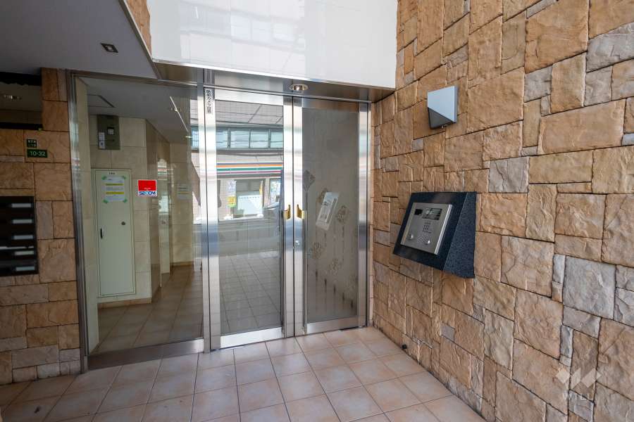 エントランスはオートロック付きです。　