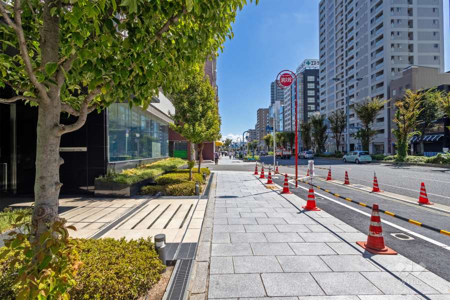 敷地の南側前面道路は国道一号線です（西側から）。