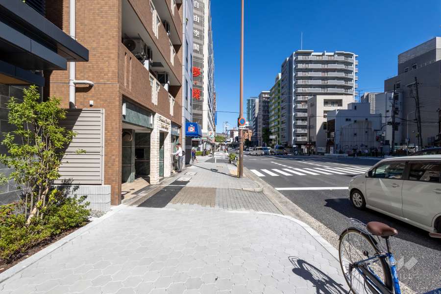 敷地の東側前面道路（南側から）