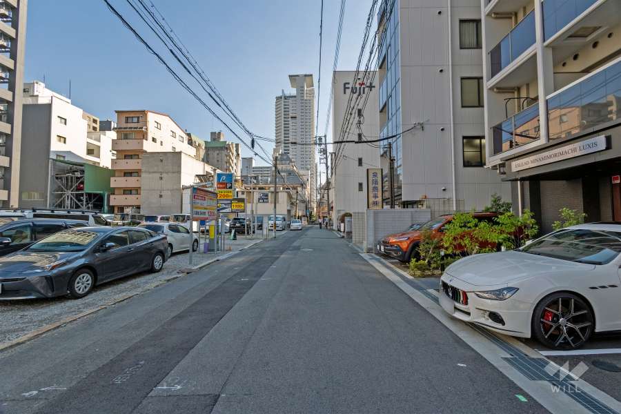 敷地の東側前面道路は旅籠町筋です（北側から）。