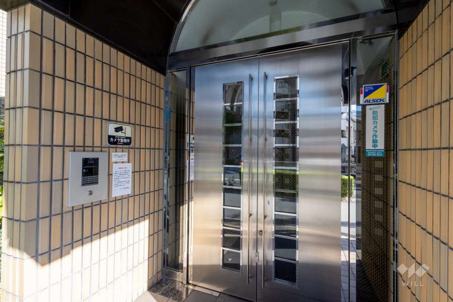 エントランスはオートロック付きです。