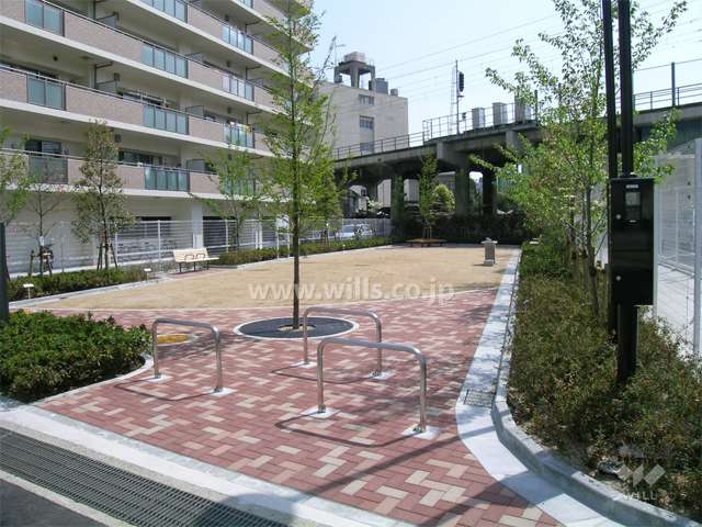 敷地に隣接する公園。すぐ東側には阪急の線路があります。