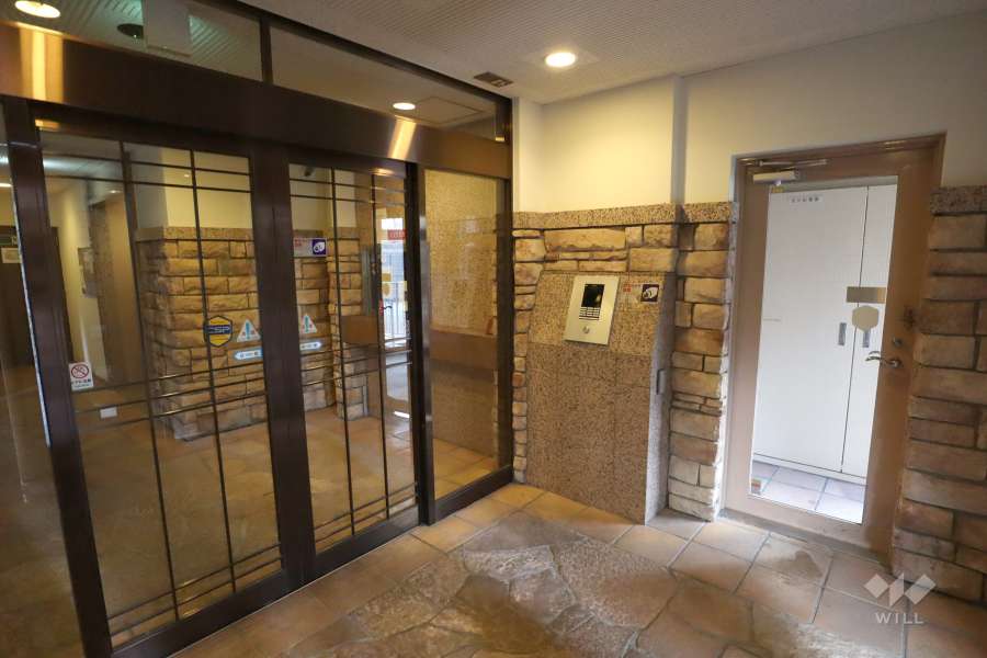 エントランスはオートロック付きです。