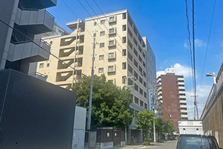 敷地東側の前面道路（南側から）