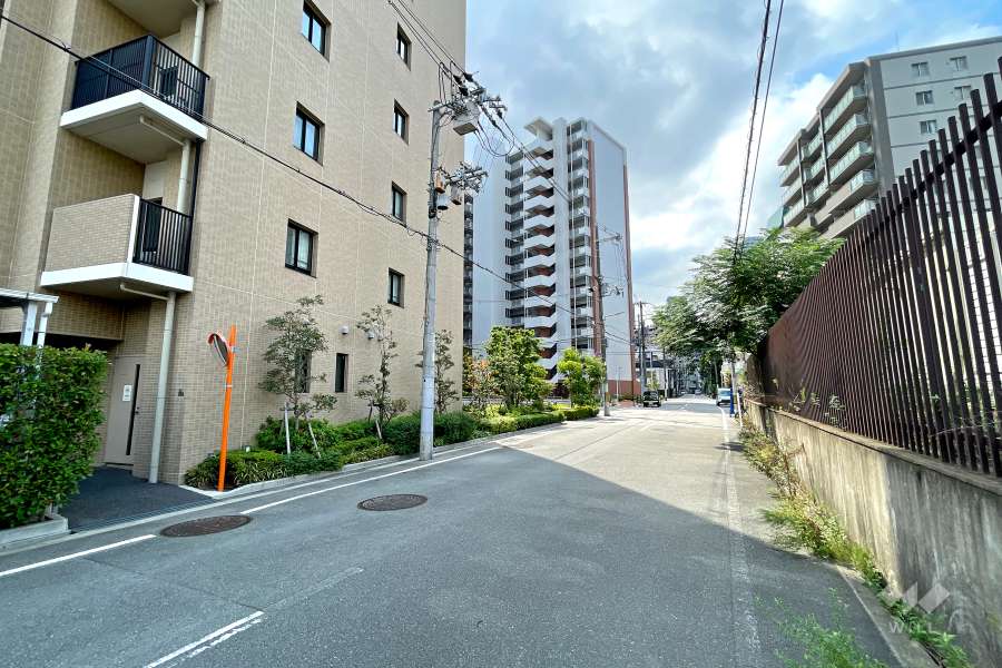 敷地西側の前面道路