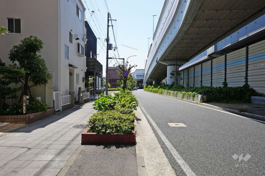 敷地北側の前面道路（東側から）
