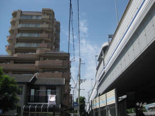 敷地北側には阪神高速、国道43号線が走っています。