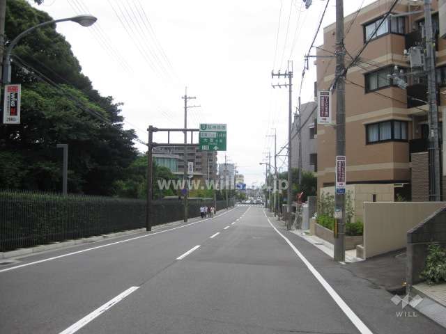 マンション東側の様子。道路向かいは『武庫川女子大学 甲子園会館』です。