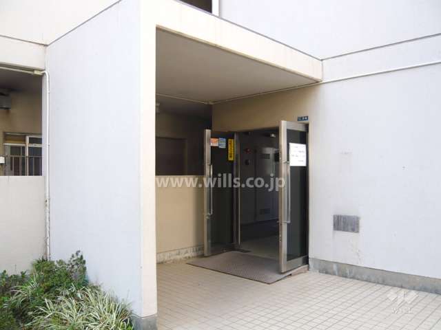 B棟のエントランス