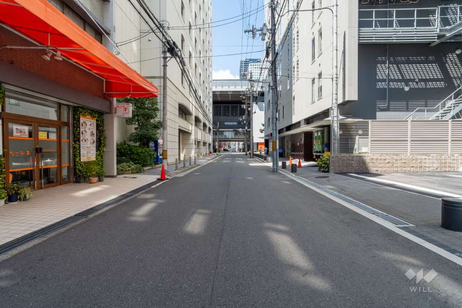 敷地西側の前面道路