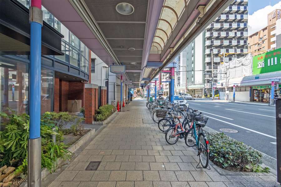 敷地の東側前面道路は松屋町筋（南側から）。屋根付きのアーケード通りです。