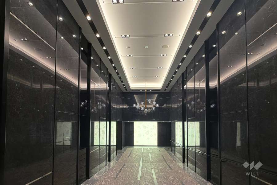 エントランスホール（入口側から）