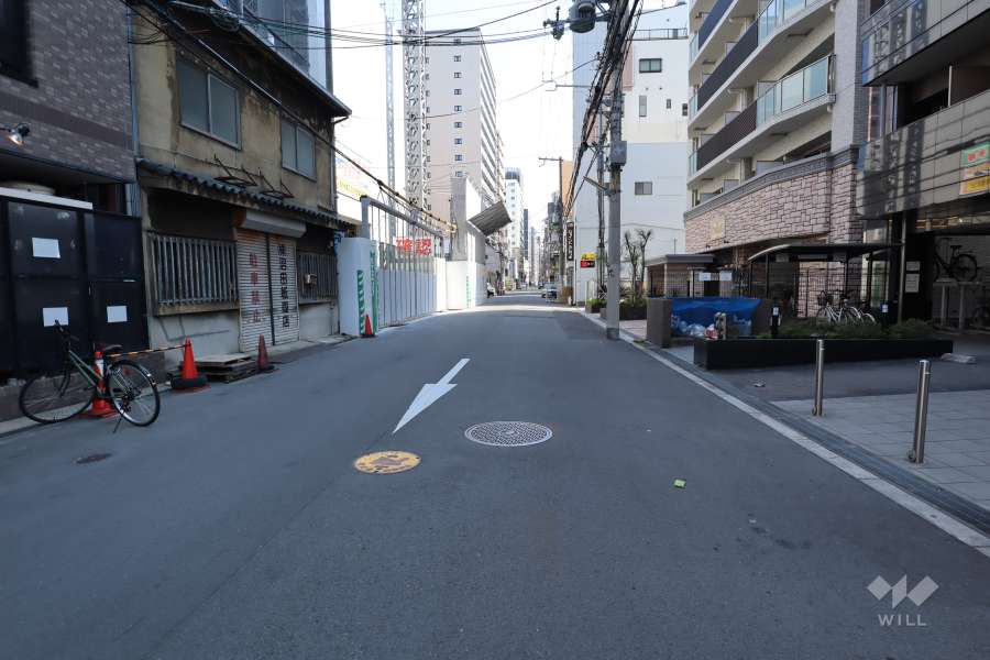 敷地東側の前面道路（北側から）