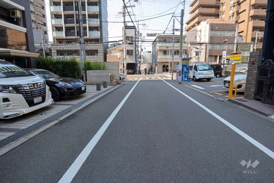 敷地東側の前面道路（南側から）