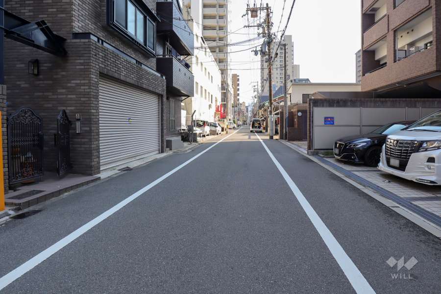 敷地東側の前面道路（北側から）