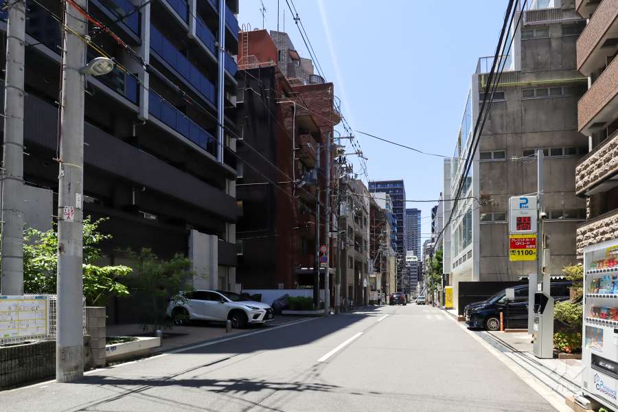 敷地北側の前面道路（東側から）