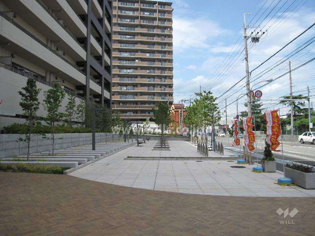 敷地東側は府道14号大阪高槻京都線に面しており、建物との間に『ポケットパーク新芦屋下遊園』が設けられています。