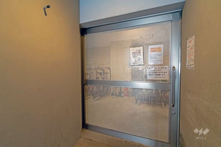 屋内に設けられた駐輪場の出入り口