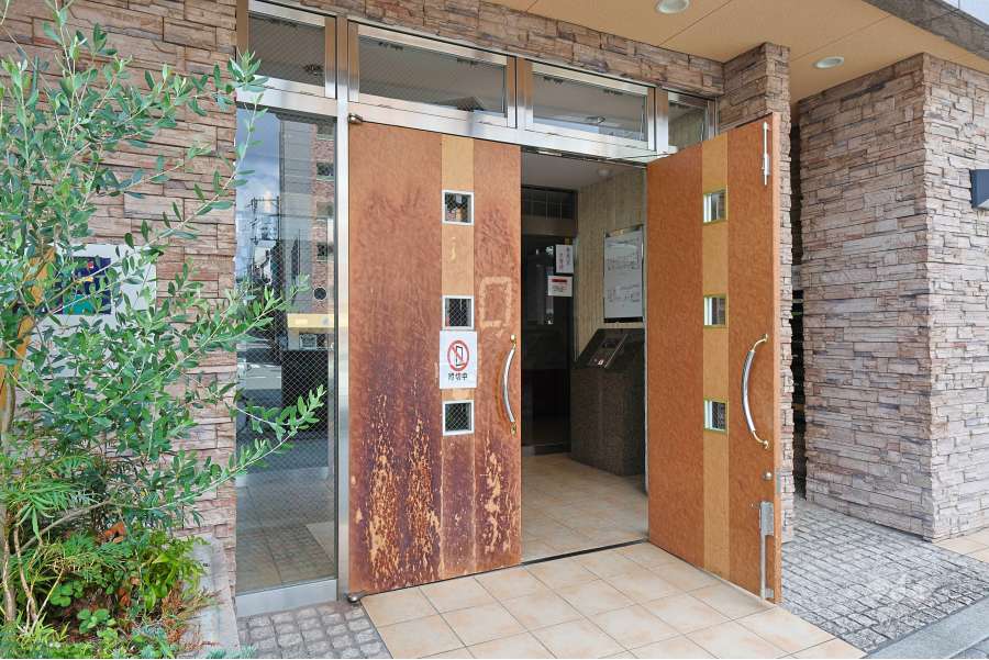 エントランスはオートロック付きです。