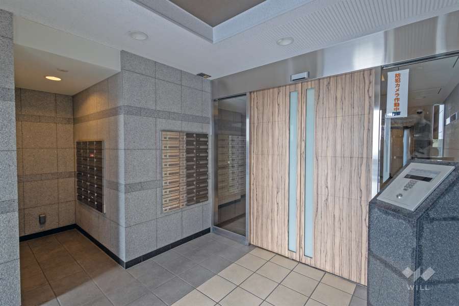 エントランスはオートロック付きです。